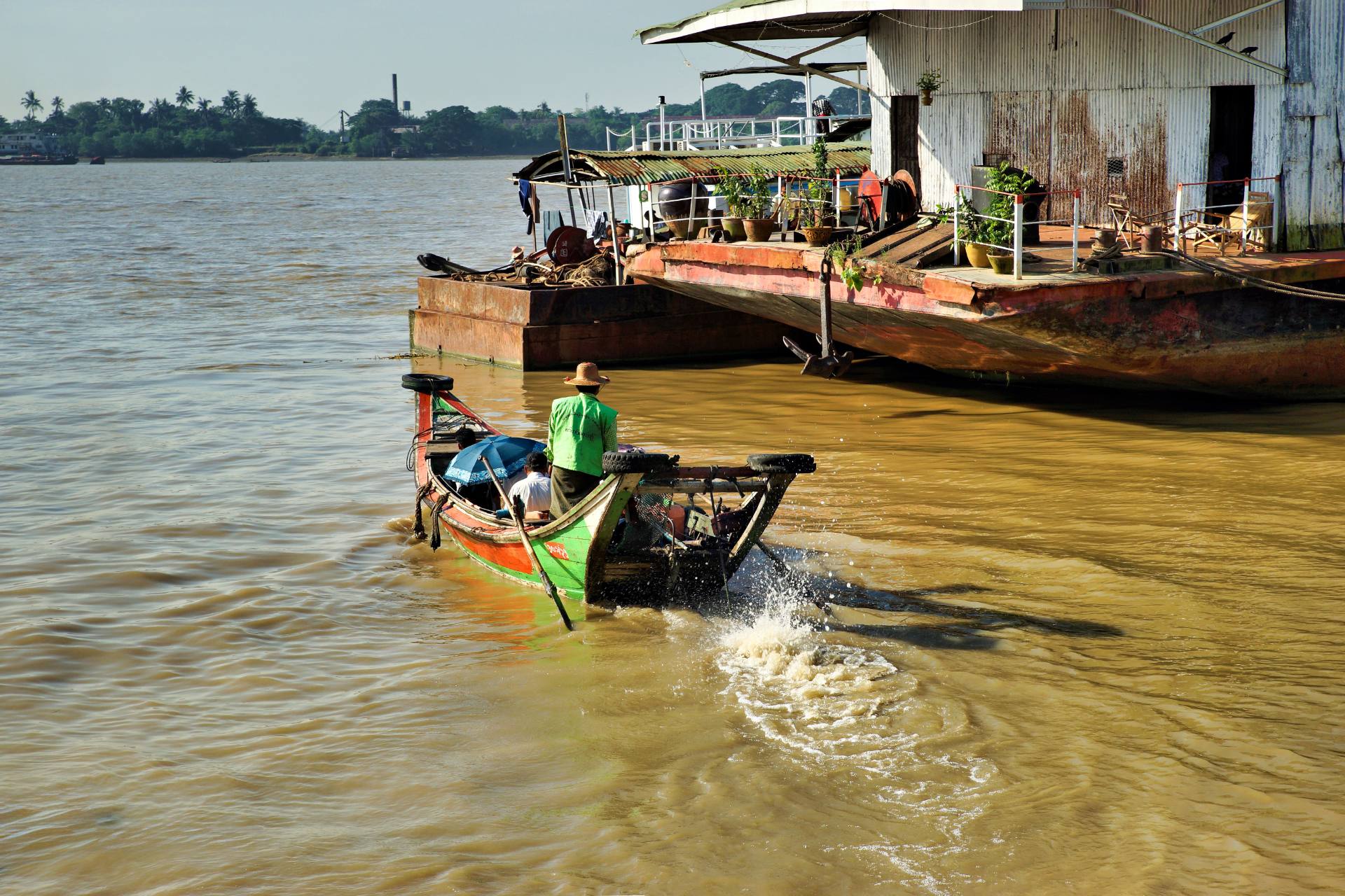 Hafengebiet bei im Ortsteil Botahtaung Jetty am Yangon River